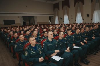 Обеспечение безопасности в праздничные дни: заместитель начальника института по служебно-боевой подготовке Алексей Голубев провел инструктаж личного состава