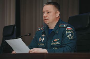 Обеспечение безопасности в праздничные дни: заместитель начальника института по служебно-боевой подготовке Алексей Голубев провел инструктаж личного состава