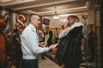 В институте поздравляют девушек с наступающим 8 Марта