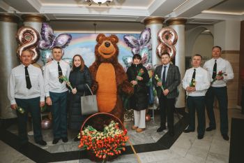 В институте поздравляют девушек с наступающим 8 Марта