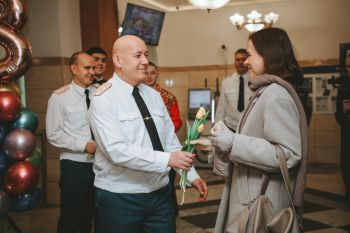 В институте поздравляют девушек с наступающим 8 Марта