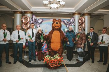 В институте поздравляют девушек с наступающим 8 Марта