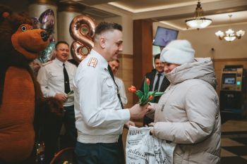 В институте поздравляют девушек с наступающим 8 Марта