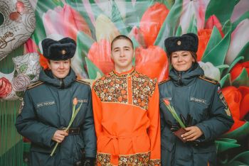 В институте поздравляют девушек с наступающим 8 Марта