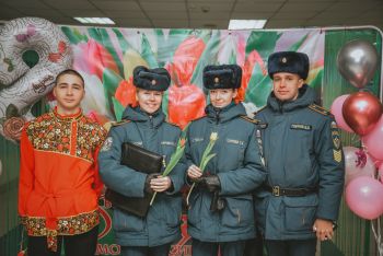 В институте поздравляют девушек с наступающим 8 Марта