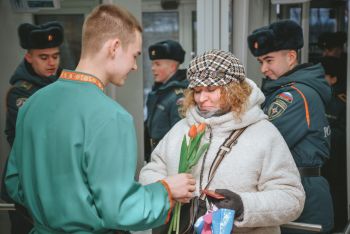 В институте поздравляют девушек с наступающим 8 Марта