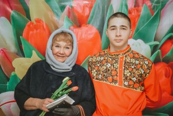 В институте поздравляют девушек с наступающим 8 Марта