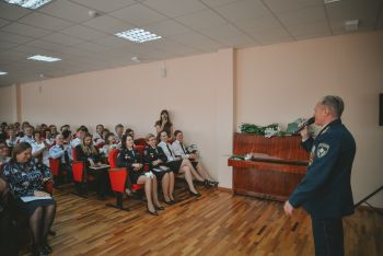 Личный состав института поздравил сотрудниц медико-санитарной части МВД России с наступающим 8 Марта