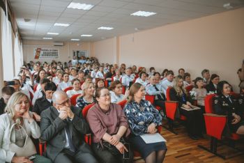 Личный состав института поздравил сотрудниц медико-санитарной части МВД России с наступающим 8 Марта