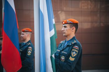 В институте прошло еженедельное утреннее построение