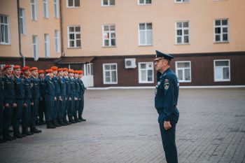 В институте прошло еженедельное утреннее построение