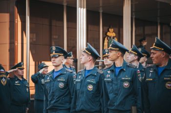 В институте прошло еженедельное утреннее построение