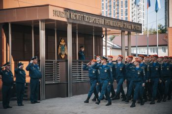 В институте прошло еженедельное утреннее построение
