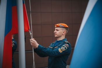 В институте прошло еженедельное утреннее построение