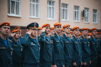 В институте прошло еженедельное утреннее построение