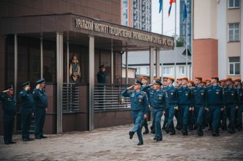 В институте прошло еженедельное утреннее построение