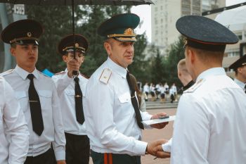 Начальник института Алексей Аникеев принял участие в торжественном выпуске молодых специалистов Уральского юридического института МВД