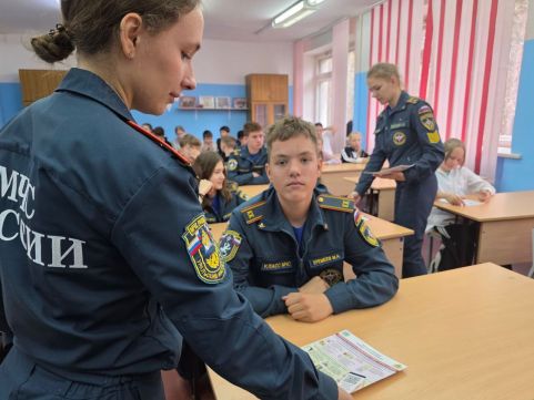 Представители Уральского института ГПС МЧС России посетили кадетские классы в день Гражданской обороны