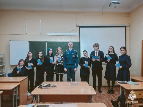 Курсанты Уральского института ГПС МЧС России ведут профориентационную работу со школьниками в регионах