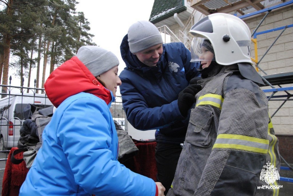 Будущие спасатели — в деле: курсанты института приняли участие в богатырских играх - для жителей города Березовского. Будущие спасатели — в деле: курсанты института приняли участие в богатырских играх - для жителей города Березовского.