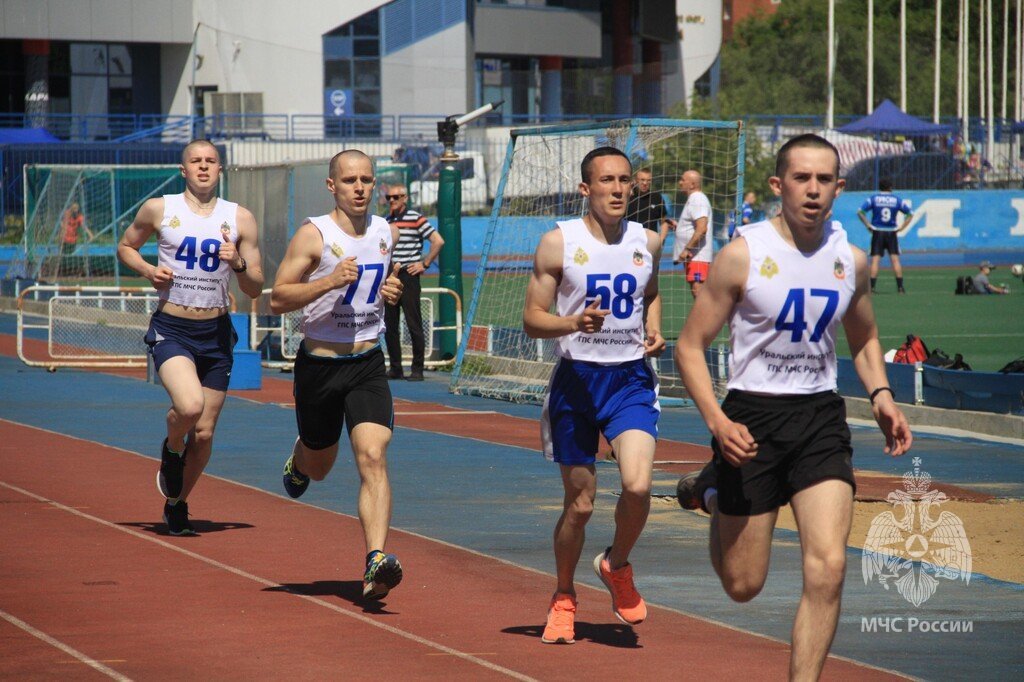 Среди спортсменов. Спортивные соревнования посвященный 9 мая в Москве 2021 году. Обычный человек среди спортсменов на конкурсе под номером 72.