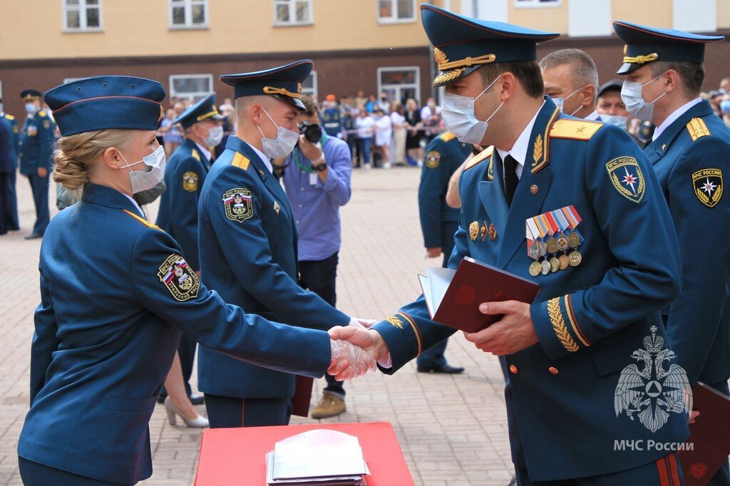 Ури гпс мчс. Выпуск Ури ГПС 2021. Ури ГПС выпуск 2018. МЧС России выпуск. Выпуск Уральского института МЧС 2017 год.