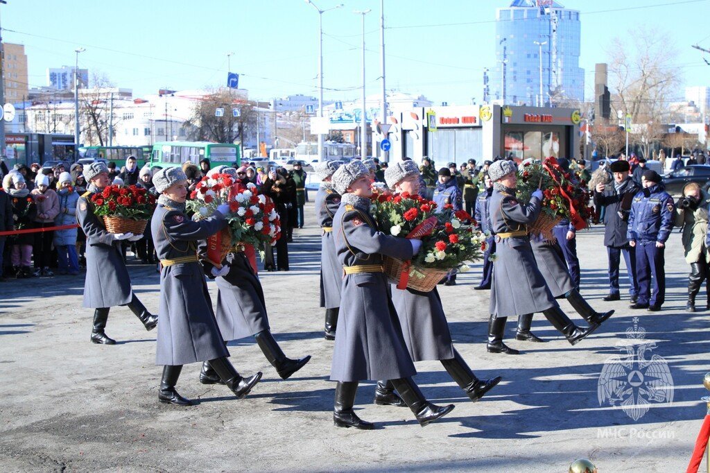 18 ноября екатеринбург. Курсанты цветы к памятнику солдатам. Нарисовать памятник и возложение цветов.