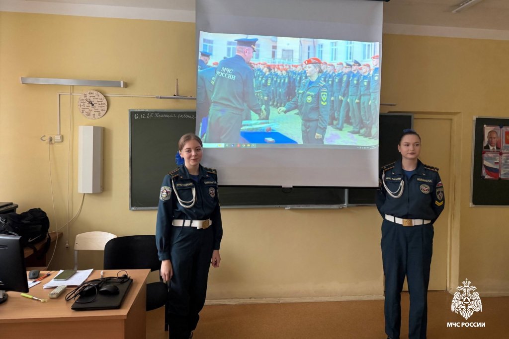 Школьникам Заречного рассказали о профессии пожарного-спасателя Школьникам Заречного рассказали о профессии пожарного-спасателя