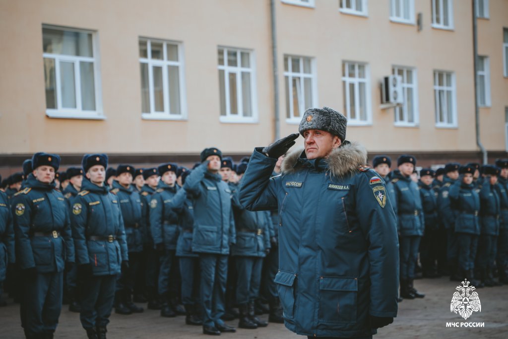 В институте прошло еженедельное утреннее построение В институте прошло еженедельное утреннее построение