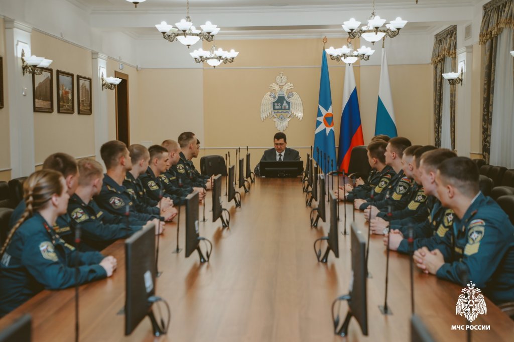 Начальник ГУ МЧС России по ХМАО-Югре встретился с выпускниками Уральского института ГПС МЧС России Начальник ГУ МЧС России по ХМАО-Югре встретился с выпускниками Уральского института ГПС МЧС России