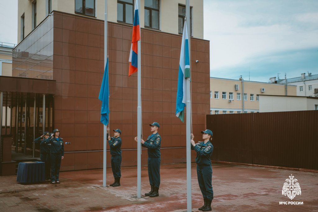 В Уральском институте ГПС МЧС России прошло еженедельное построение В Уральском институте ГПС МЧС России прошло еженедельное построение