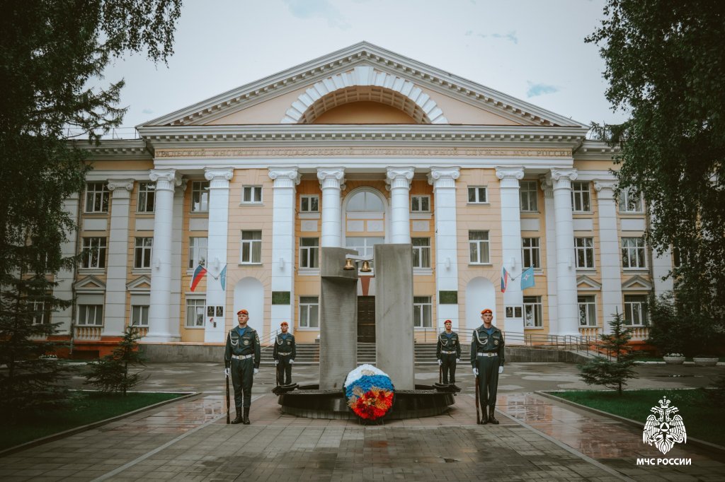 В институте состоялось еженедельное утреннее построение личного состава, приуроченное к 22 июня — Дню памяти и скорби В институте состоялось еженедельное утреннее построение личного состава, приуроченное к 22 июня — Дню памяти и скорби