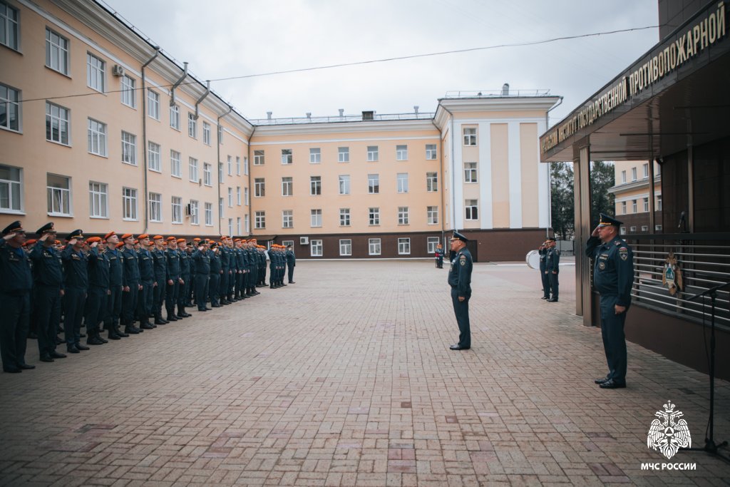 В институте прошло утреннее построение В институте прошло утреннее построение
