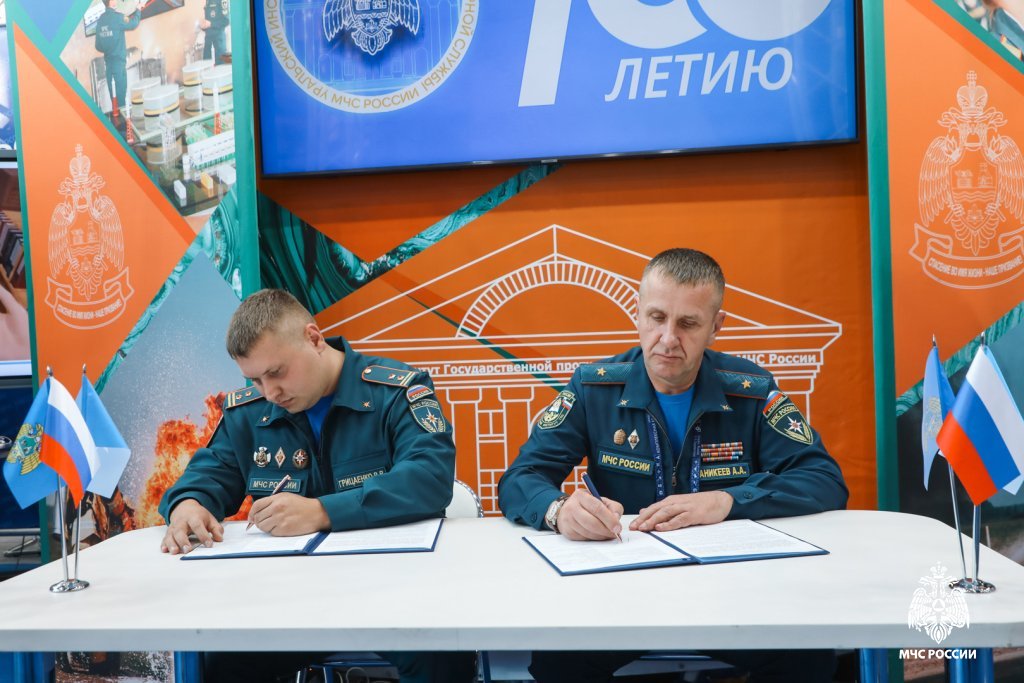 Уральский институт ГПС МЧС России и 7 отряд ФПС ГПС по Свердловской области закрепили партнерство соглашением о сотрудничестве Уральский институт ГПС МЧС России и 7 отряд ФПС ГПС по Свердловской области закрепили партнерство соглашением о сотрудничестве