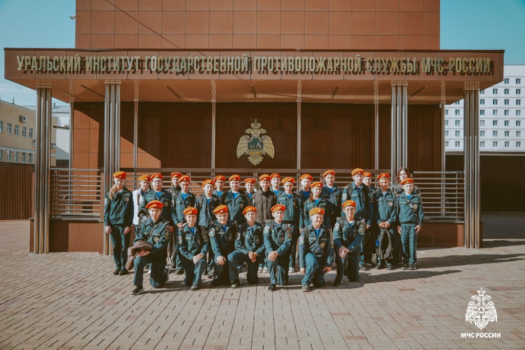 От кадетского класса — к профессии спасателя: школьники из Богдановича посетили Уральский институт ГПС МЧС России От кадетского класса — к профессии спасателя: школьники из Богдановича посетили Уральский институт ГПС МЧС России