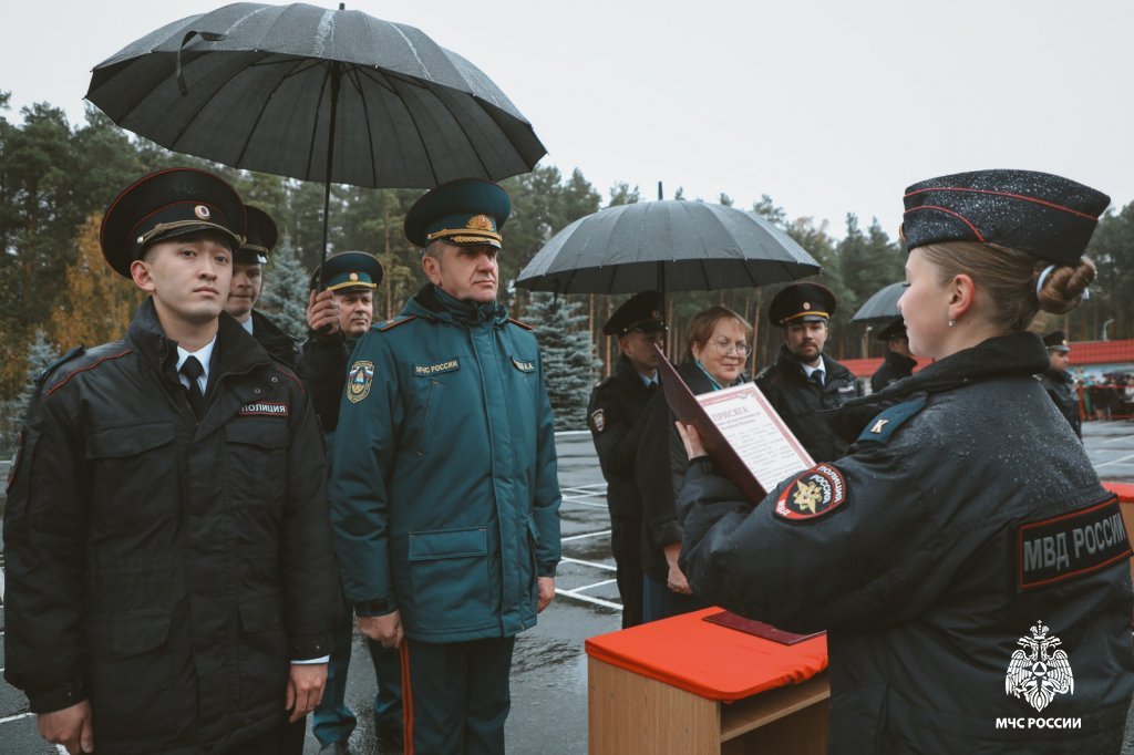 Начальник Уральского института ГПС МЧС России принял участие в церемонии приведения к присяге курсантов Уральского юридического института МВД России Начальник Уральского института ГПС МЧС России принял участие в церемонии приведения к присяге курсантов Уральского юридического института МВД России