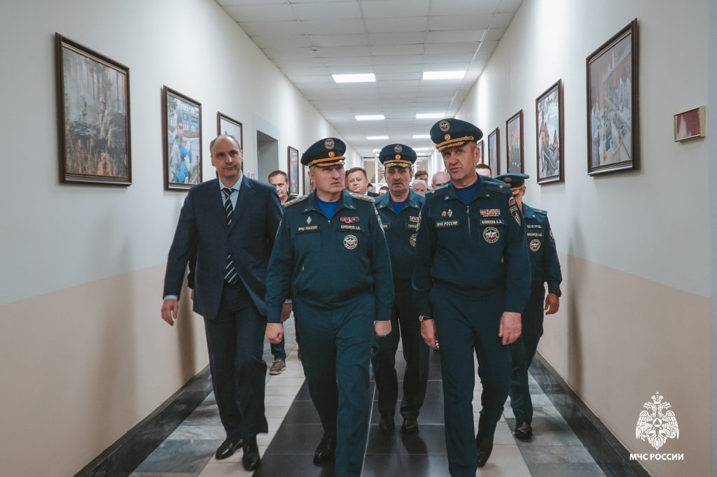 Губернатор Свердловской области впервые посетил Уральский институт ГПС МЧС России Губернатор Свердловской области впервые посетил Уральский институт ГПС МЧС России