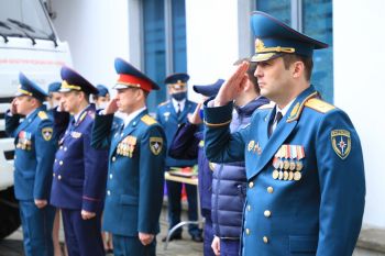 Александр Тарарыкин принял участие в торжественном построении в Главном управлении МЧС России по Свердловской области