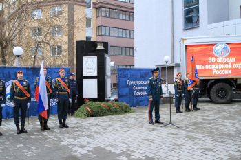 Александр Тарарыкин принял участие в торжественном построении в Главном управлении МЧС России по Свердловской области