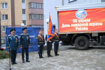 Александр Тарарыкин принял участие в торжественном построении в Главном управлении МЧС России по Свердловской области