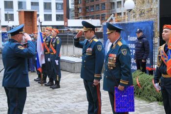 Александр Тарарыкин принял участие в торжественном построении в Главном управлении МЧС России по Свердловской области