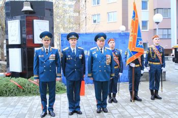 Александр Тарарыкин принял участие в торжественном построении в Главном управлении МЧС России по Свердловской области