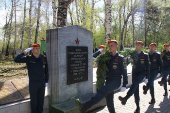 Курсанты возложили цветы к мемориалу в честь памяти воинов, погибших от ран в госпиталях города Свердловска в 1941-1943 годах