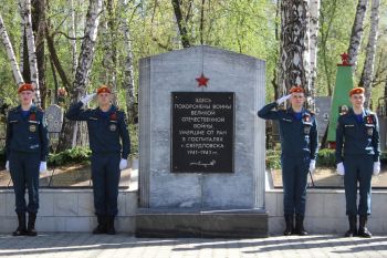 Курсанты возложили цветы к мемориалу в честь памяти воинов, погибших от ран в госпиталях города Свердловска в 1941-1943 годах