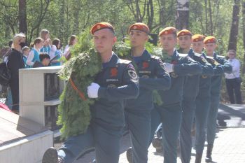 Курсанты возложили цветы к мемориалу в честь памяти воинов, погибших от ран в госпиталях города Свердловска в 1941-1943 годах