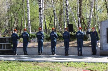 Курсанты возложили цветы к мемориалу в честь памяти воинов, погибших от ран в госпиталях города Свердловска в 1941-1943 годах