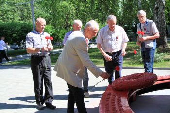 Выпускники 1975 года заложили памятную плиту на аллее выпускников