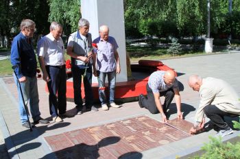 Выпускники 1975 года заложили памятную плиту на аллее выпускников