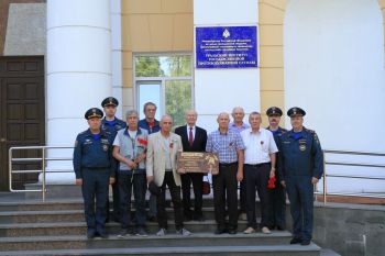 Выпускники 1975 года заложили памятную плиту на аллее выпускников