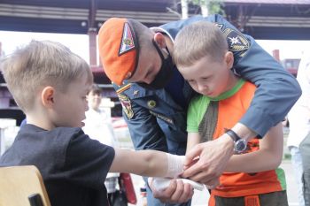 Курсанты и студенты провели детские праздники в Международный день защиты детей